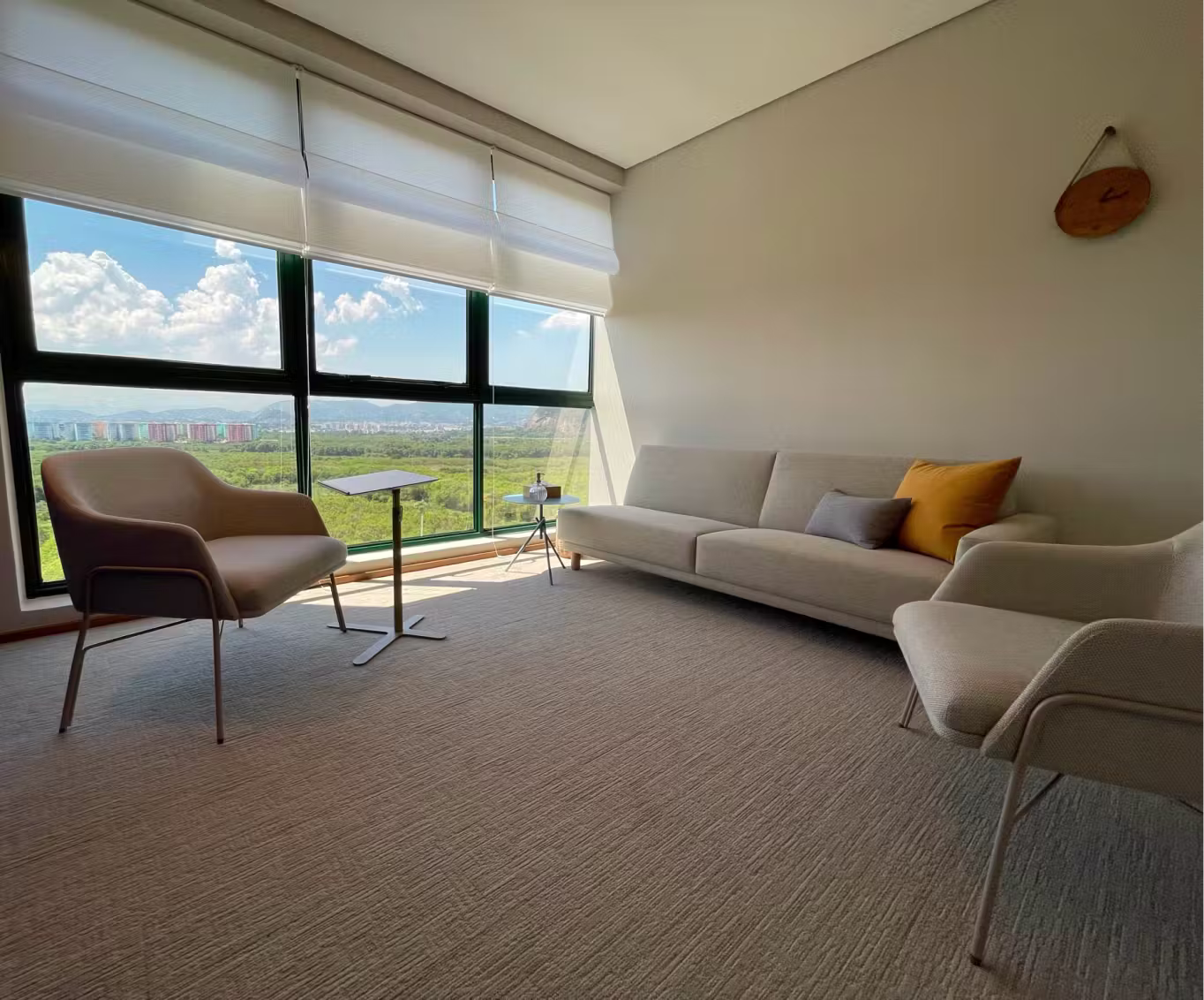 Sala de atendimento na Barra da Tijuca, com mesa de madeira e vista para a cidade
