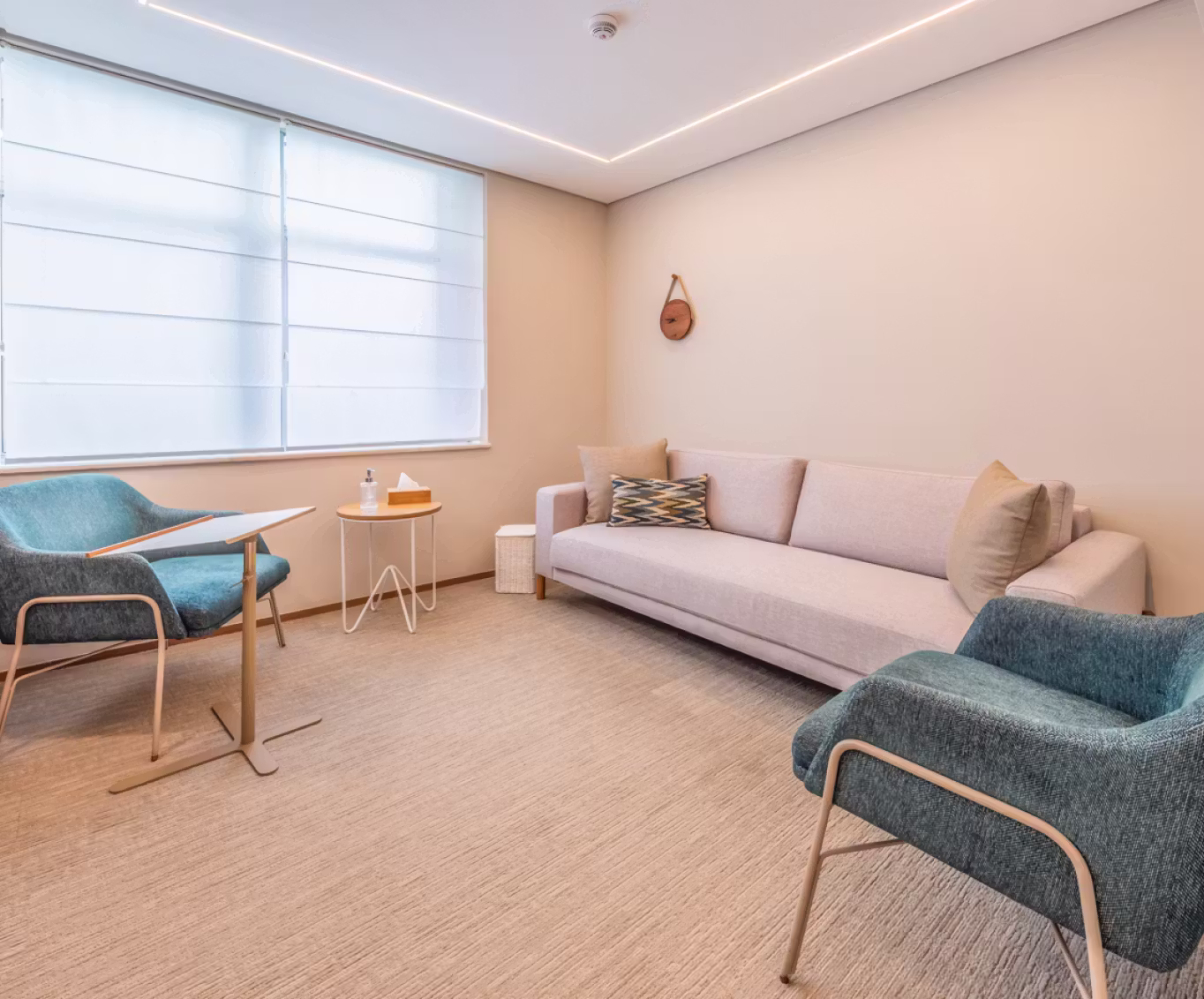 Sala de atendimento em Botafogo, com poltronas de madeira, rede e vista para o Pão de Açúcar